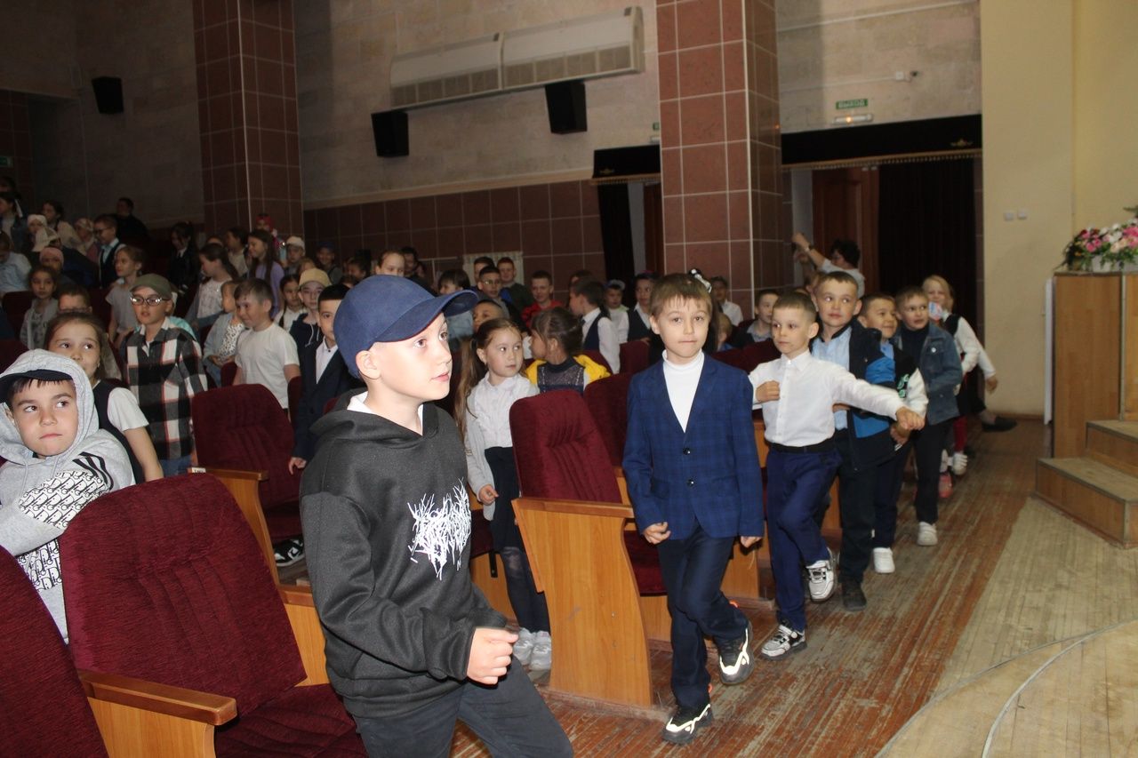 Учащимся начальных классов Дрожжановского района спектакль казанского театра «Клаксон» напомнил о ПДД