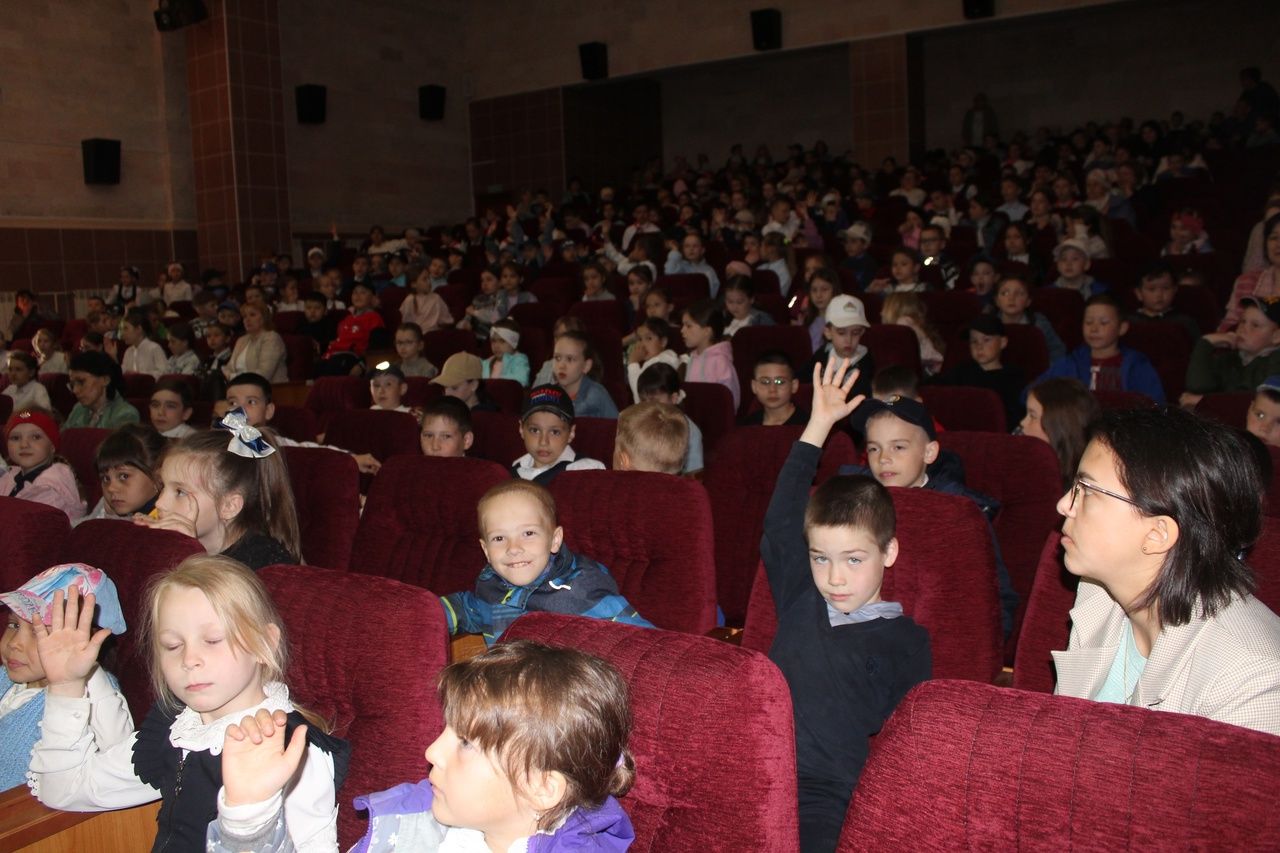 Учащимся начальных классов Дрожжановского района спектакль казанского театра «Клаксон» напомнил о ПДД