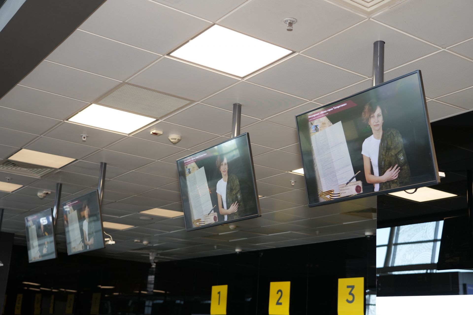 Фотопроект «Жены Героев»: в Казанском аэропорту на информационных экранах авиарейсов началась трансляция