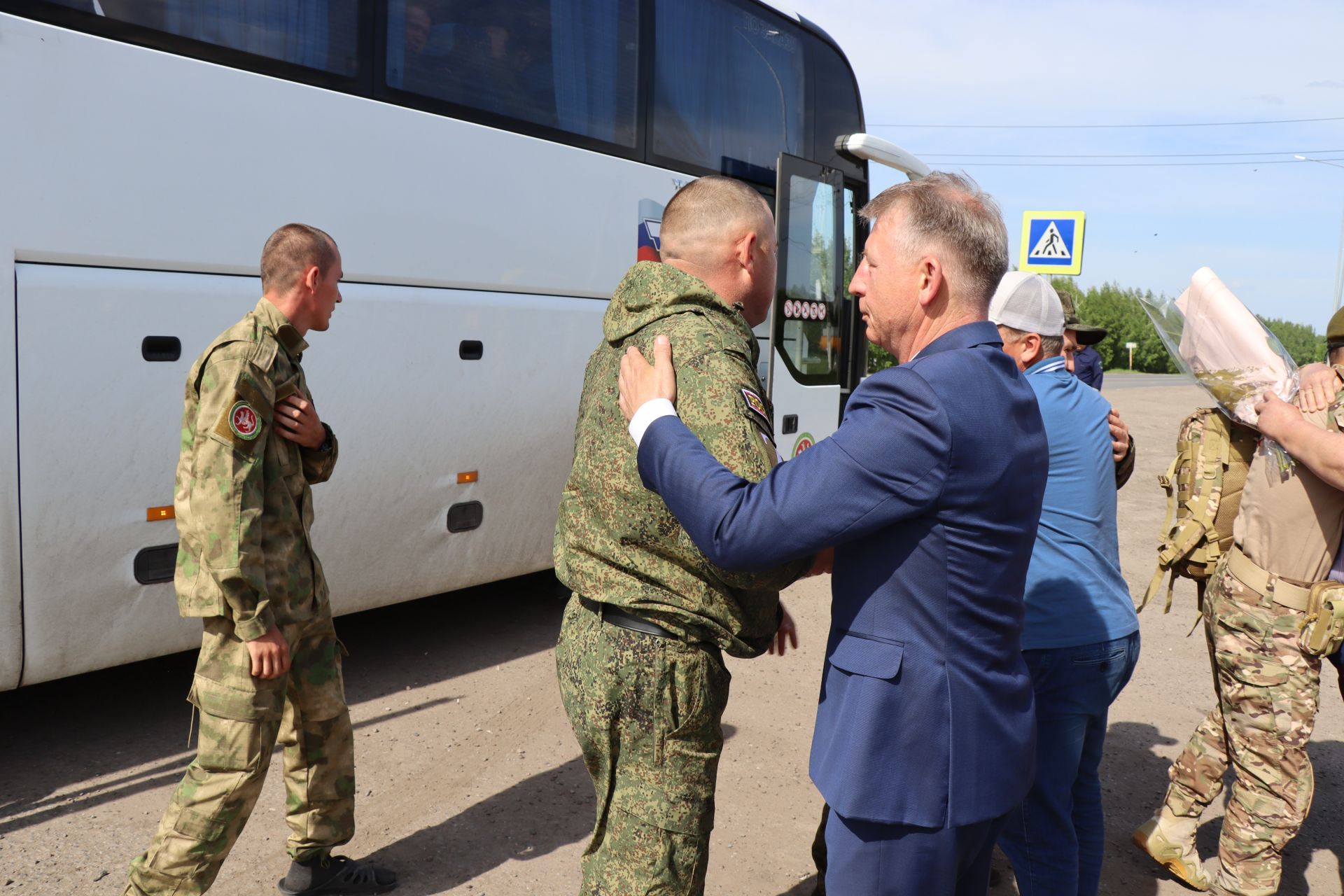 «Встретили со слезами счастья»: в Дрожжановском районе мобилизованные военнослужащие приехали в отпуск