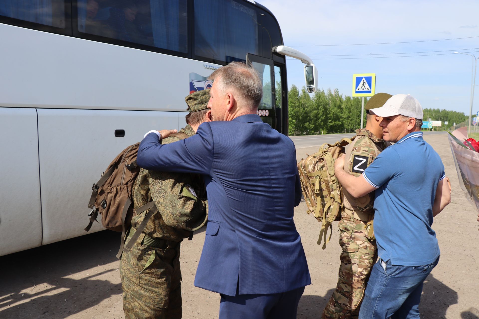 «Встретили со слезами счастья»: в Дрожжановском районе мобилизованные военнослужащие приехали в отпуск