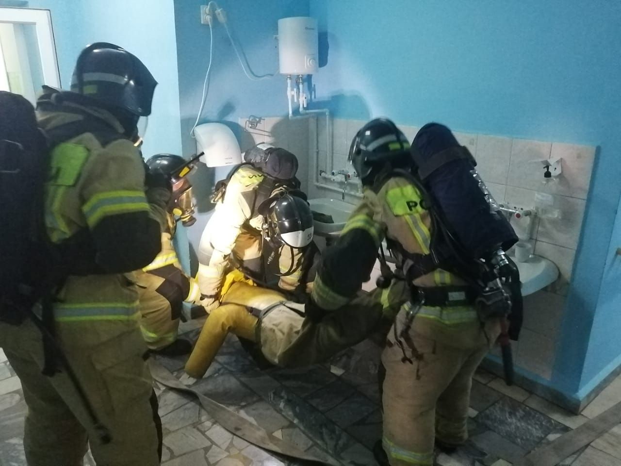 «Горит» спортзал Дрожжановского лицея: условный пожар в помещении спортзала с пострадавшим