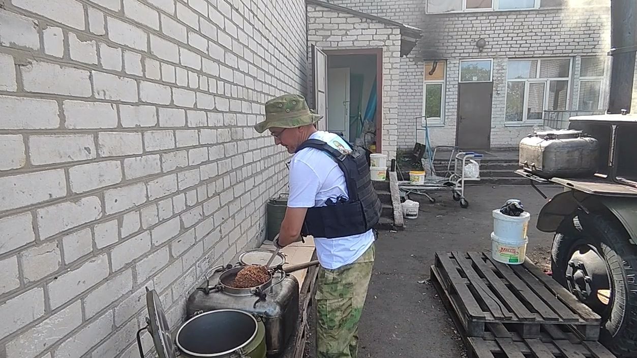 Миллионная порция вкусной каши: волонтер из Челнов Рустам Гатин и его команда смогли приготовить в Лисичанске