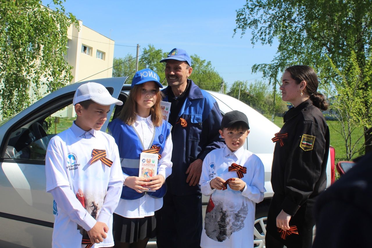 В Дрожжаном в рамках акции раздали георгиевские ленточки к 9 мая
