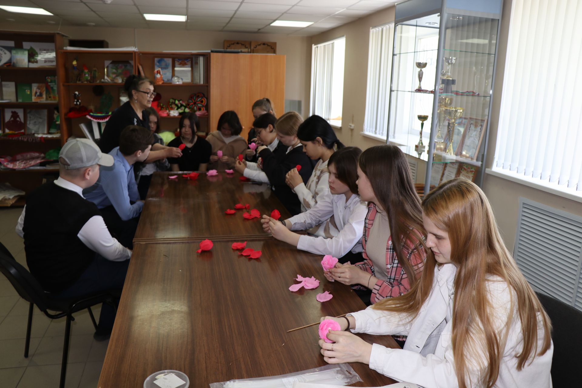 Дрожжановские ветераны со школьниками своими руками делают венки на 9 Мая