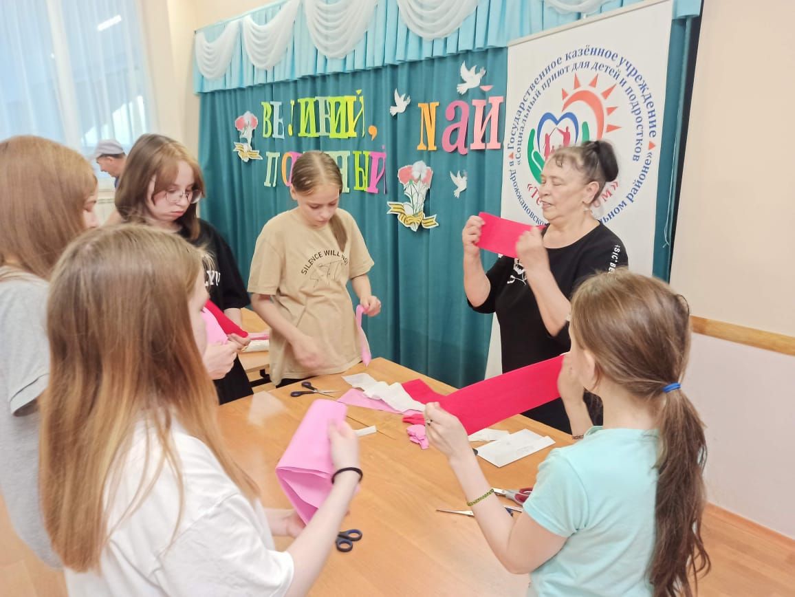 Дрожжановские ветераны со школьниками своими руками делают венки на 9 Мая