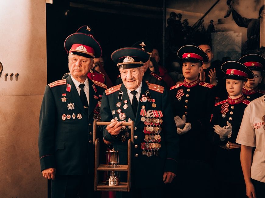 Святой огонь Победы: участнику Великой Отечественной войны Алексею Комлеву вручили «Огонь памяти»
