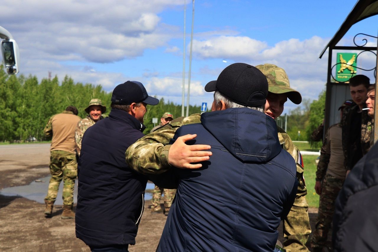 Долгожданная встреча: еще двое мобилизованных дрожжановцев вернулись в отпуск