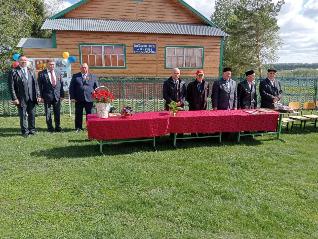 В селе Новые Какерли Дрожжановского района в школьном парке ко Дню Победы посадили деревья