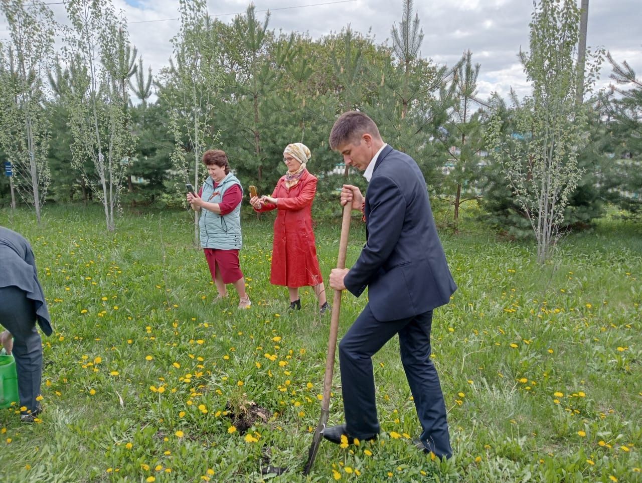 В селе Новые Какерли Дрожжановского района в школьном парке ко Дню Победы посадили деревья