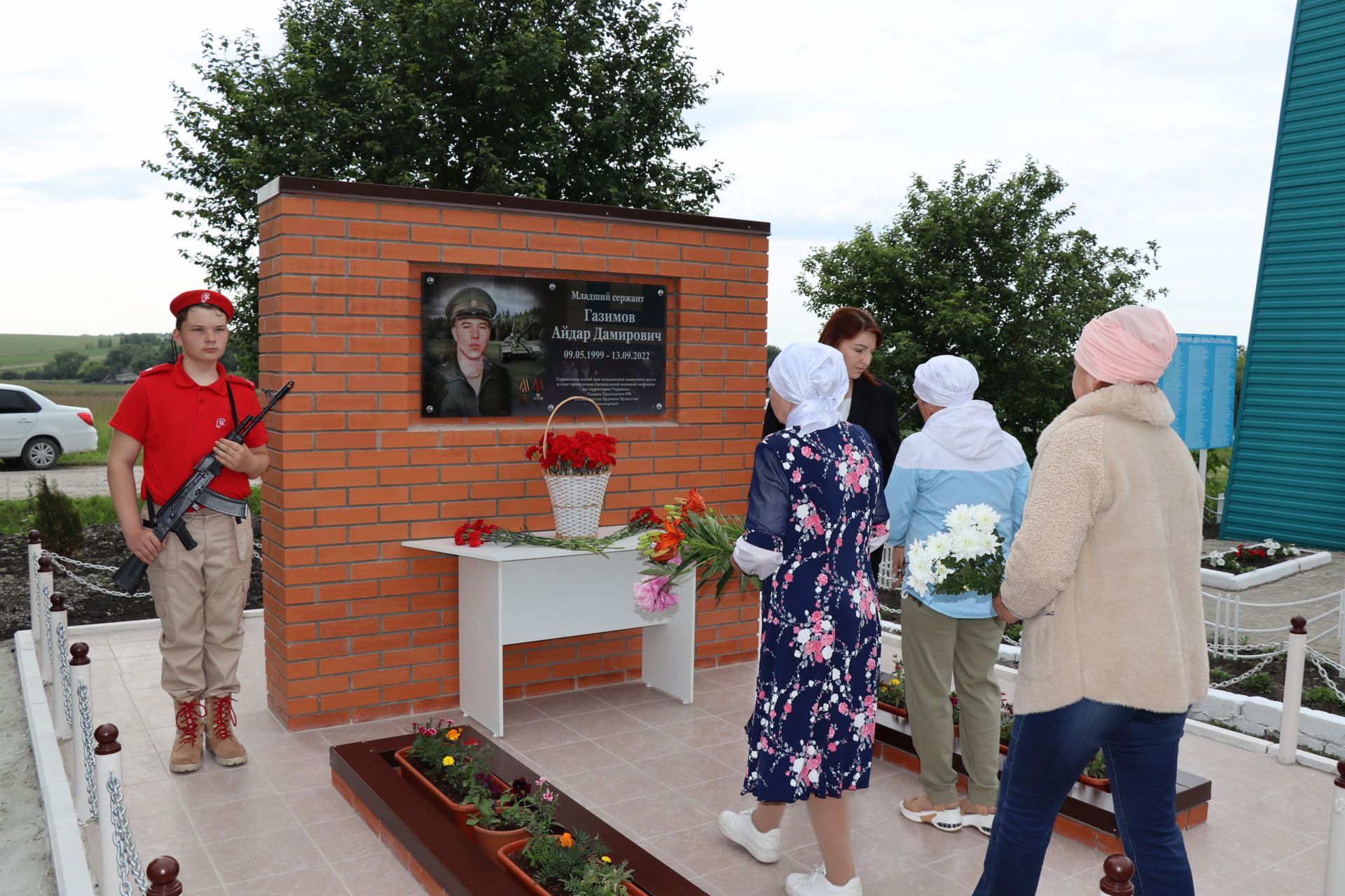 В селе Нижние Каракитяны Дрожжановского района открыли мемориал бойцу, погибшему на СВО