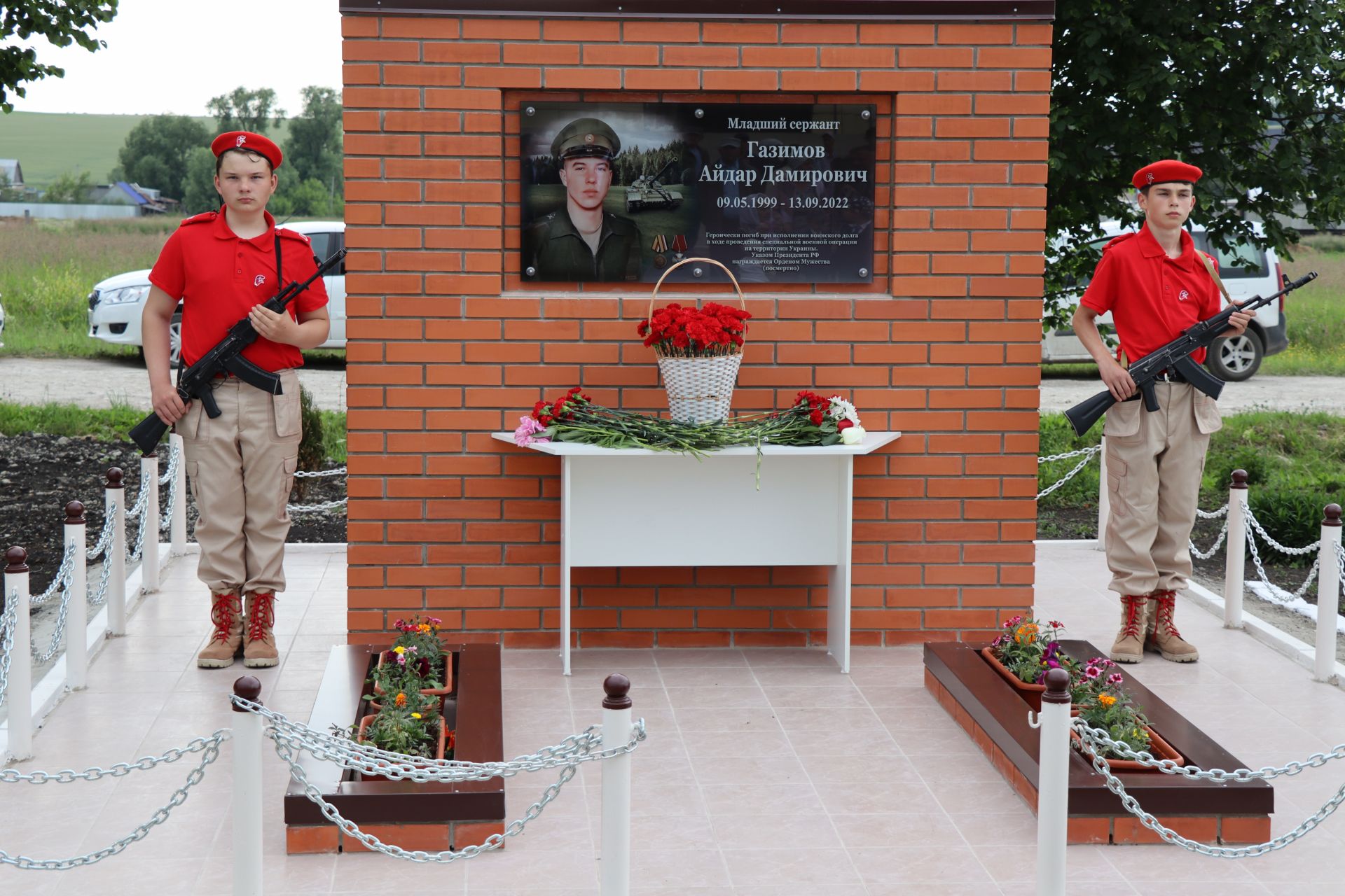 В селе Нижние Каракитяны Дрожжановского района открыли мемориал бойцу, погибшему на СВО