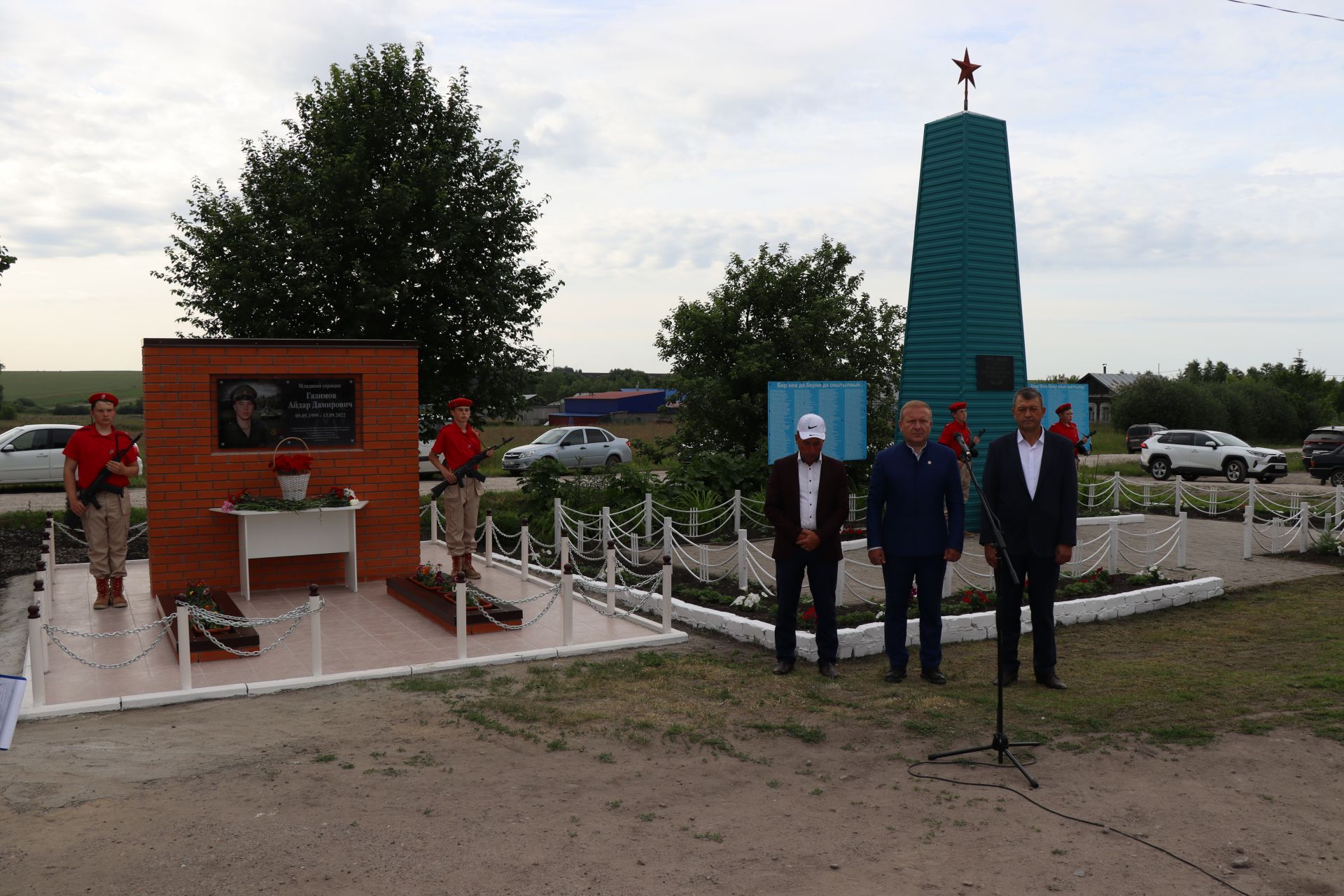 В селе Нижние Каракитяны Дрожжановского района открыли мемориал бойцу, погибшему на СВО