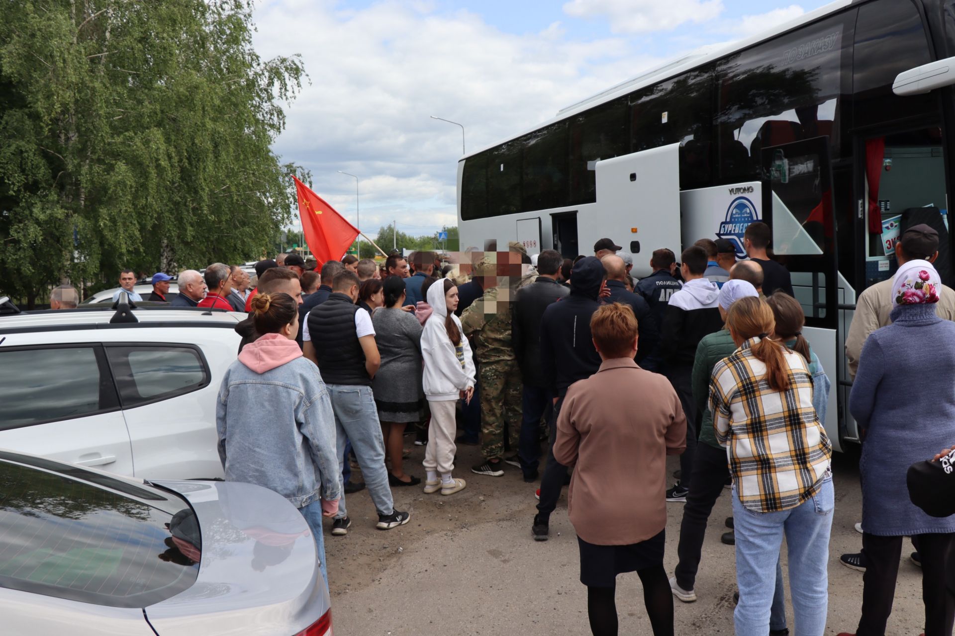 В Дрожжановском районе после двухнедельного отпуска проводили бойцов СВО