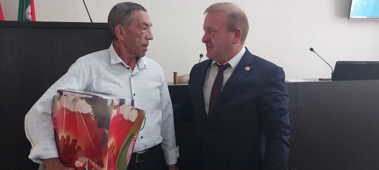 Глава Дрожжановского района Марат Гафаров вручил Благодарственное письмо Жавдету Мударрисову