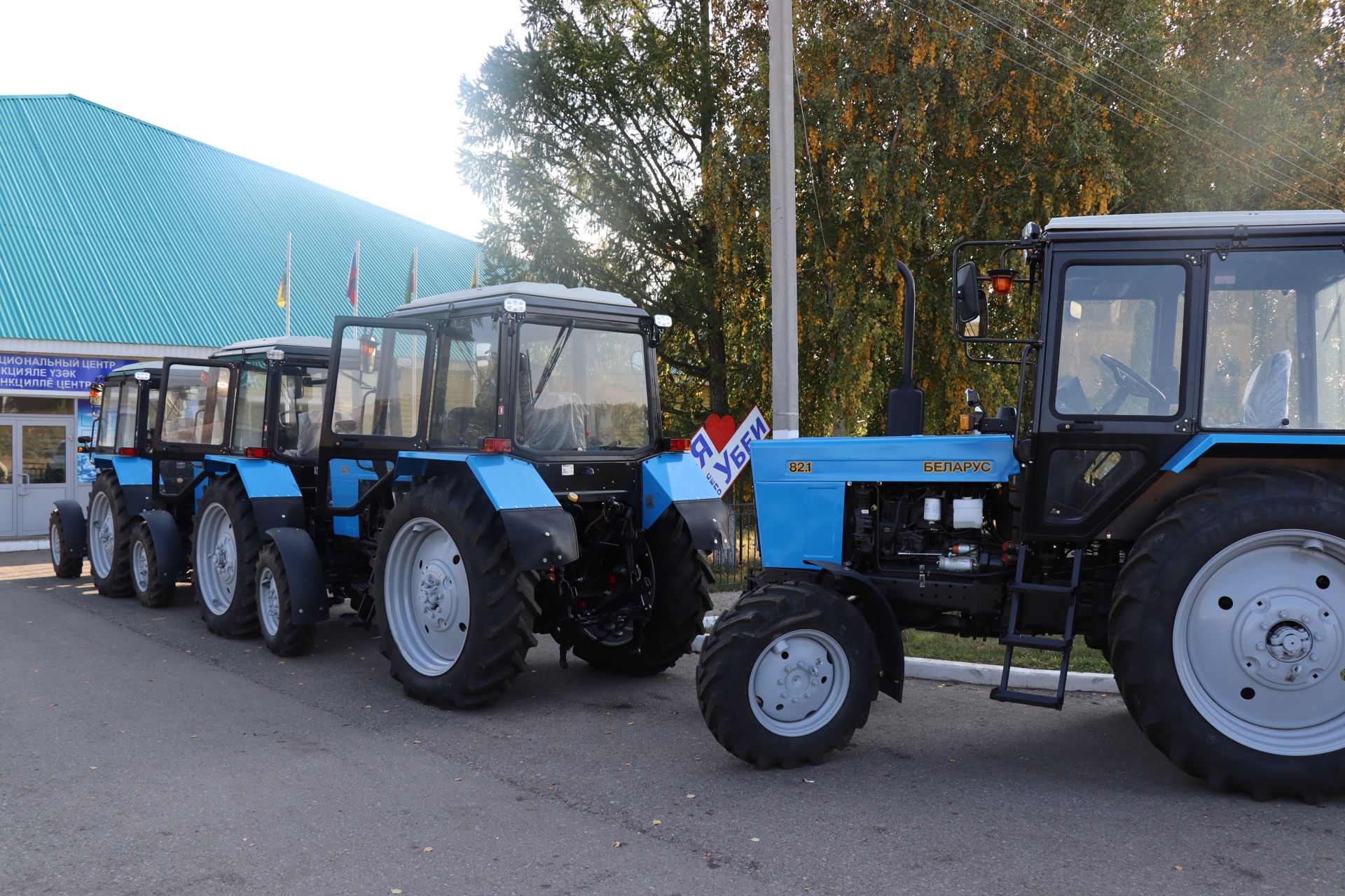 Глава Дрожжановского района РТ Марат Гафаров вручил ключи от новых тракторов главам сельских поселений