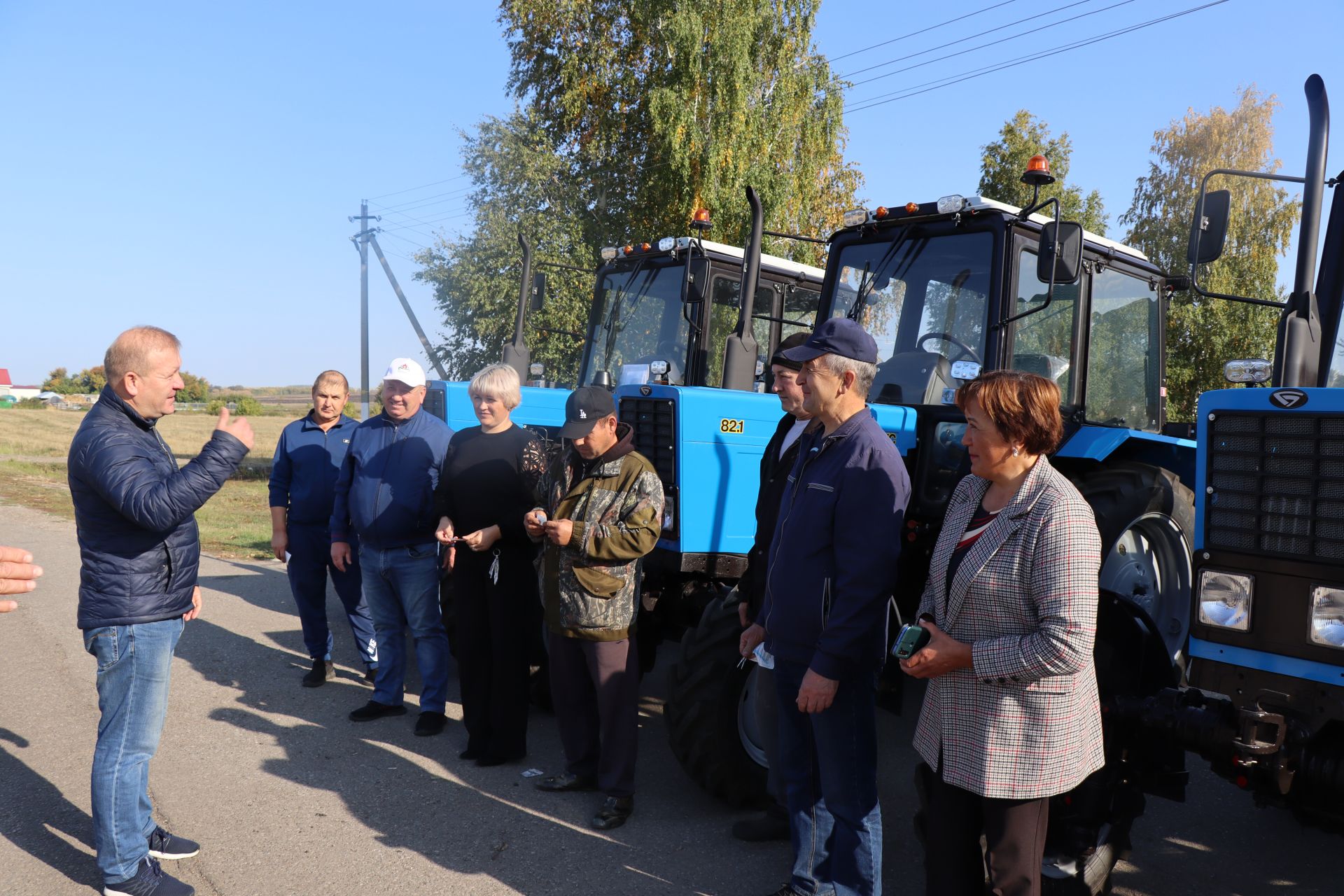 Глава Дрожжановского района РТ Марат Гафаров вручил ключи от новых тракторов главам сельских поселений