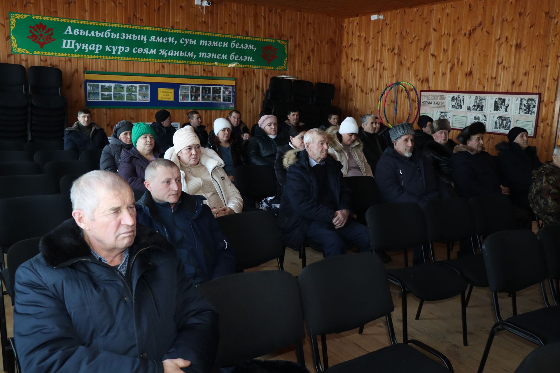 В Дрожжановском районе РТ на сходах сельчане пожаловались на бездомных собак и нашествие лис