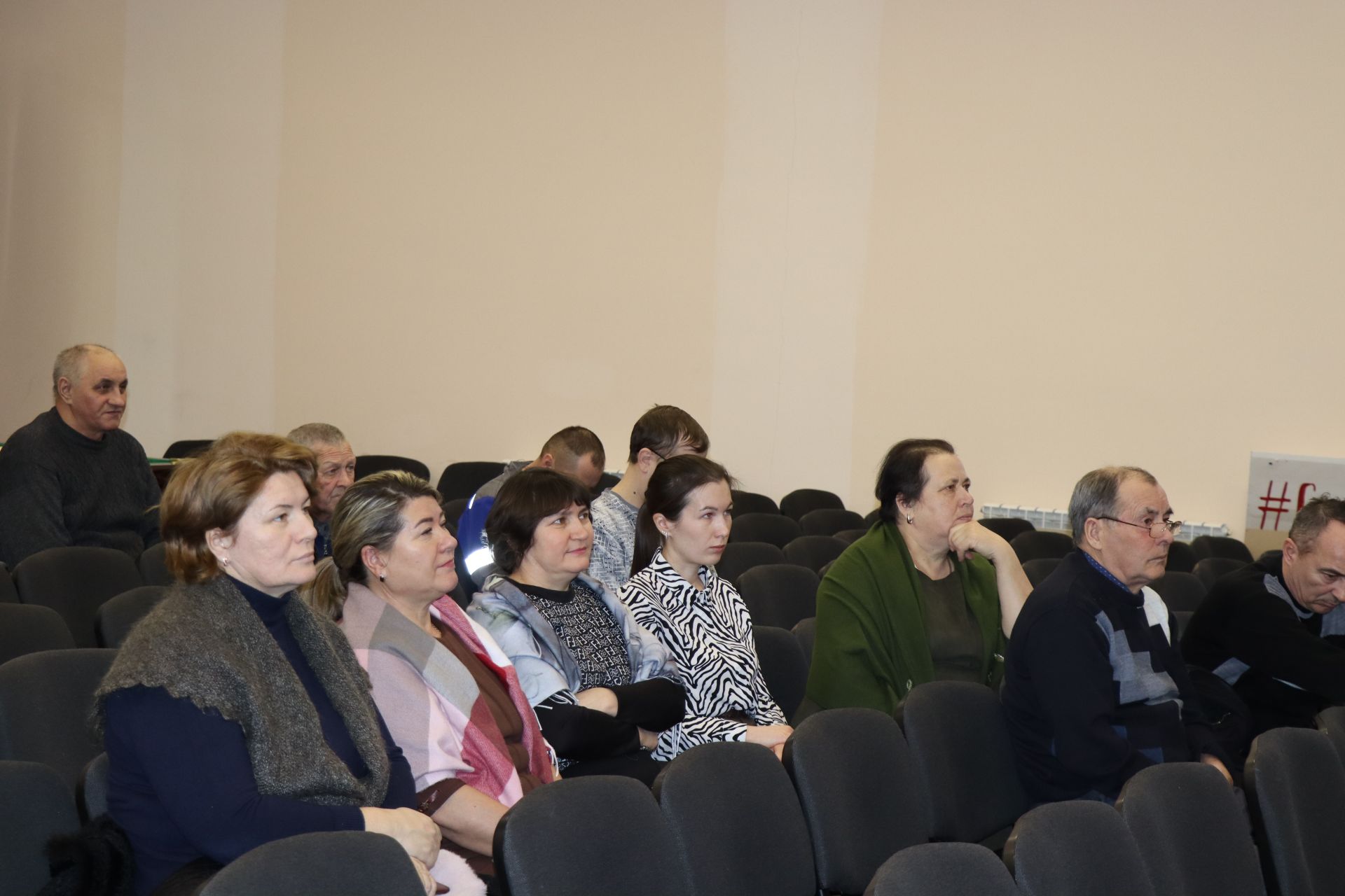 В Дрожжановском районе РТ на сходах сельчане пожаловались на бездомных собак и нашествие лис