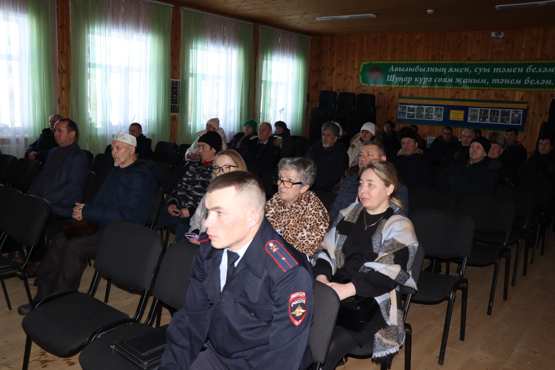 В Дрожжановском районе РТ на сходах сельчане пожаловались на бездомных собак и нашествие лис