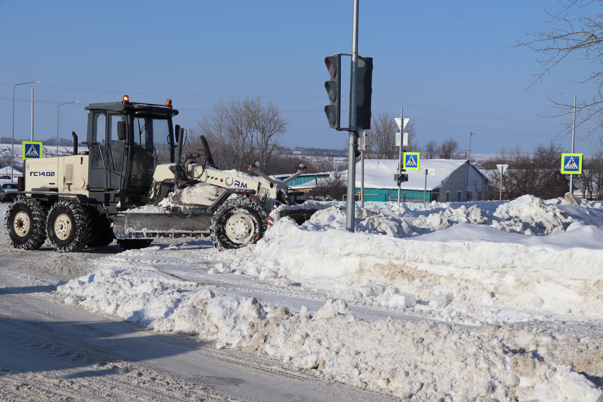 В Дрожжановском районе РТ продолжаются работы по очистке и вывозу снега