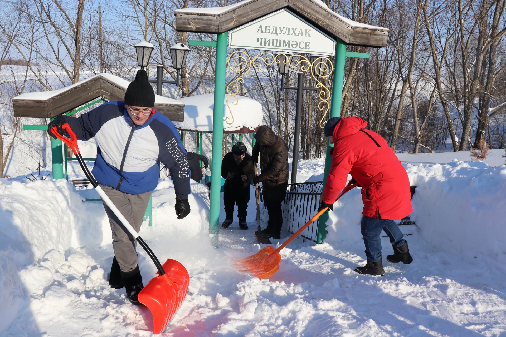 В Дрожжановском районе РТ продолжаются работы по очистке и вывозу снега