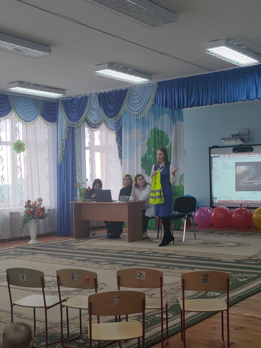 В детском саду «Сказка» Дрожжановского района РТ специалисты по БДД провели встречу с родителями воспитанников