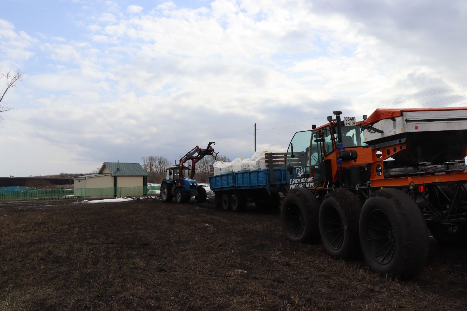В Дрожжановском районе РТ  приступили к подкормке многолетних трав