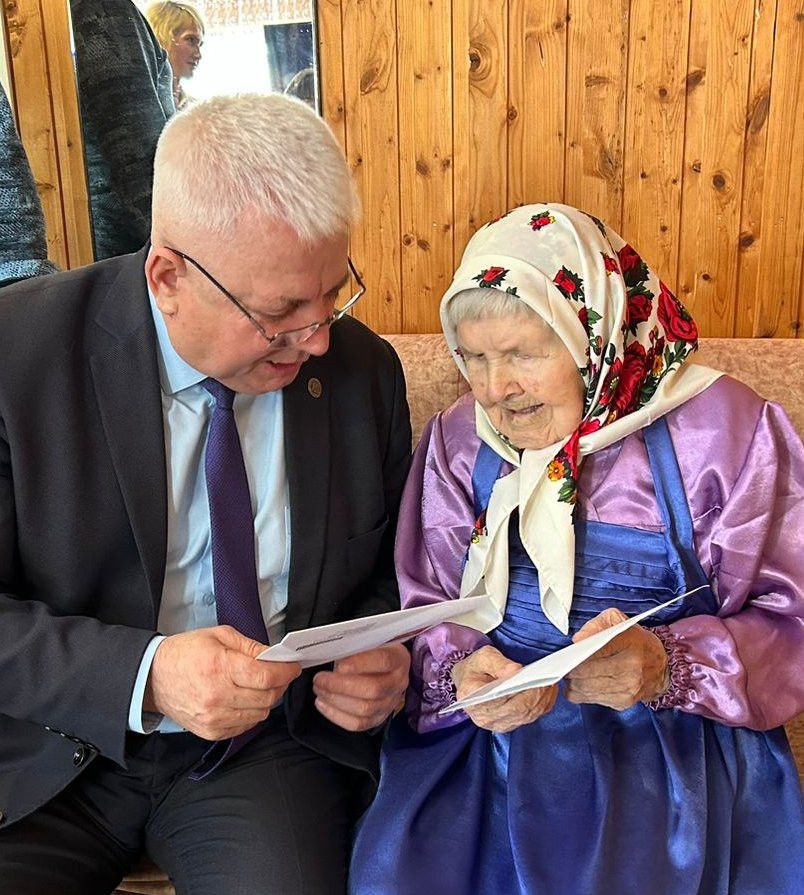 С 14 лет начала работать дояркой: в Дрожжановском районе РТ поздравили долгожительницу