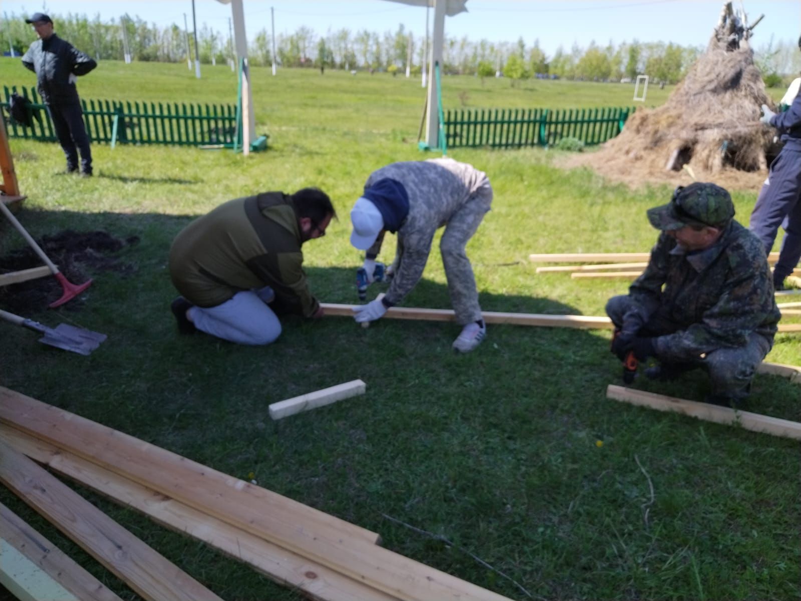 В Дрожжаном прошёл субботник, приуроченный к подготовке праздника Сабантуй