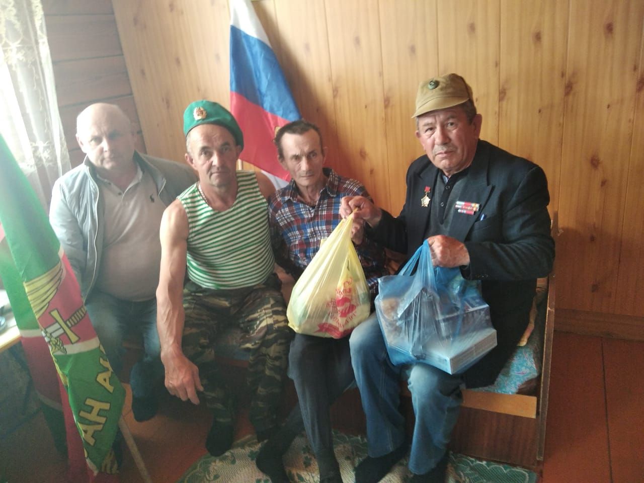 В Дрожжановском районе РТ поздравили воина-афганца с Днём пограничных войск