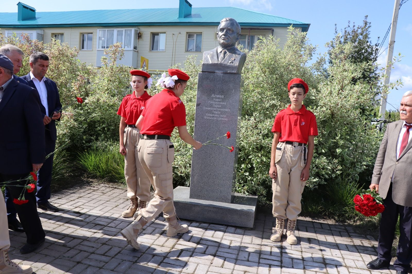 В Дрожжаном прошел митинг, памяти Героя Социалистического труда Усмана Гатаулловича Алиева