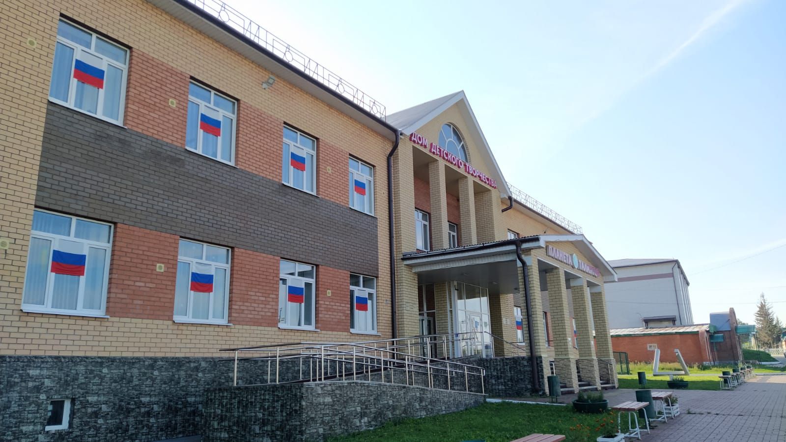 В честь Дня государственного флага фасады зданий в Дрожжановском районе РТ украсили российскими триколорами