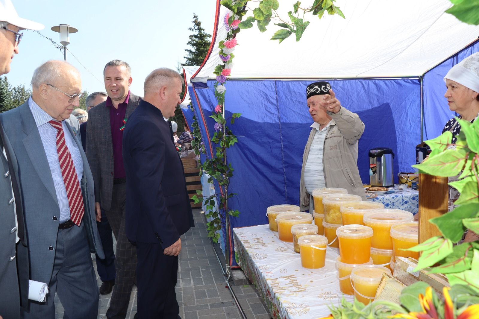 В Дрожжановском районе РТ в рамках празднования Дня республики и района состоялась медовая ярмарка