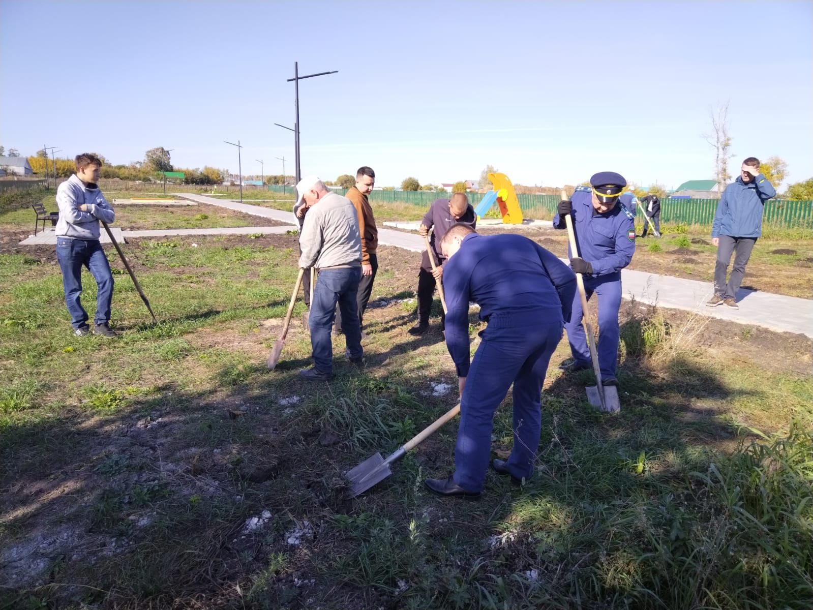 В Дрожжановском районе продолжается посадка деревьев