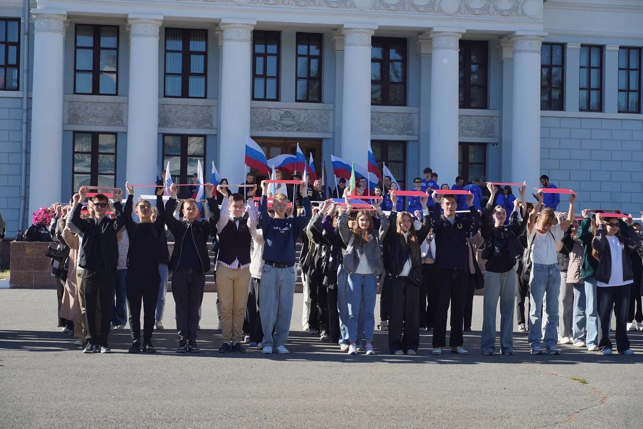 Молодогвардейцы РТ устроили флешмоб в честь Дня воссоединения новых регионов с Россией