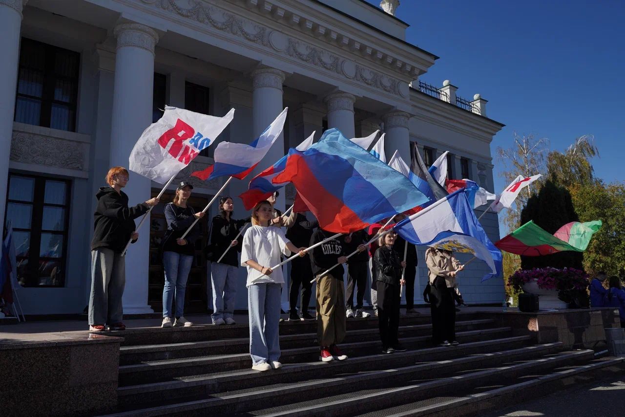 Молодогвардейцы РТ устроили флешмоб в честь Дня воссоединения новых регионов с Россией