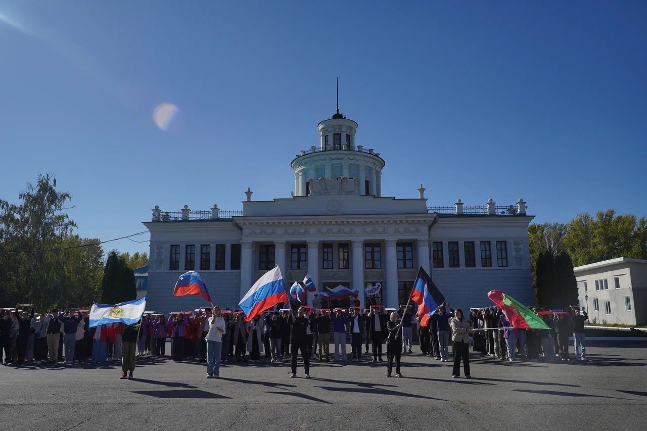 Молодогвардейцы РТ устроили флешмоб в честь Дня воссоединения новых регионов с Россией