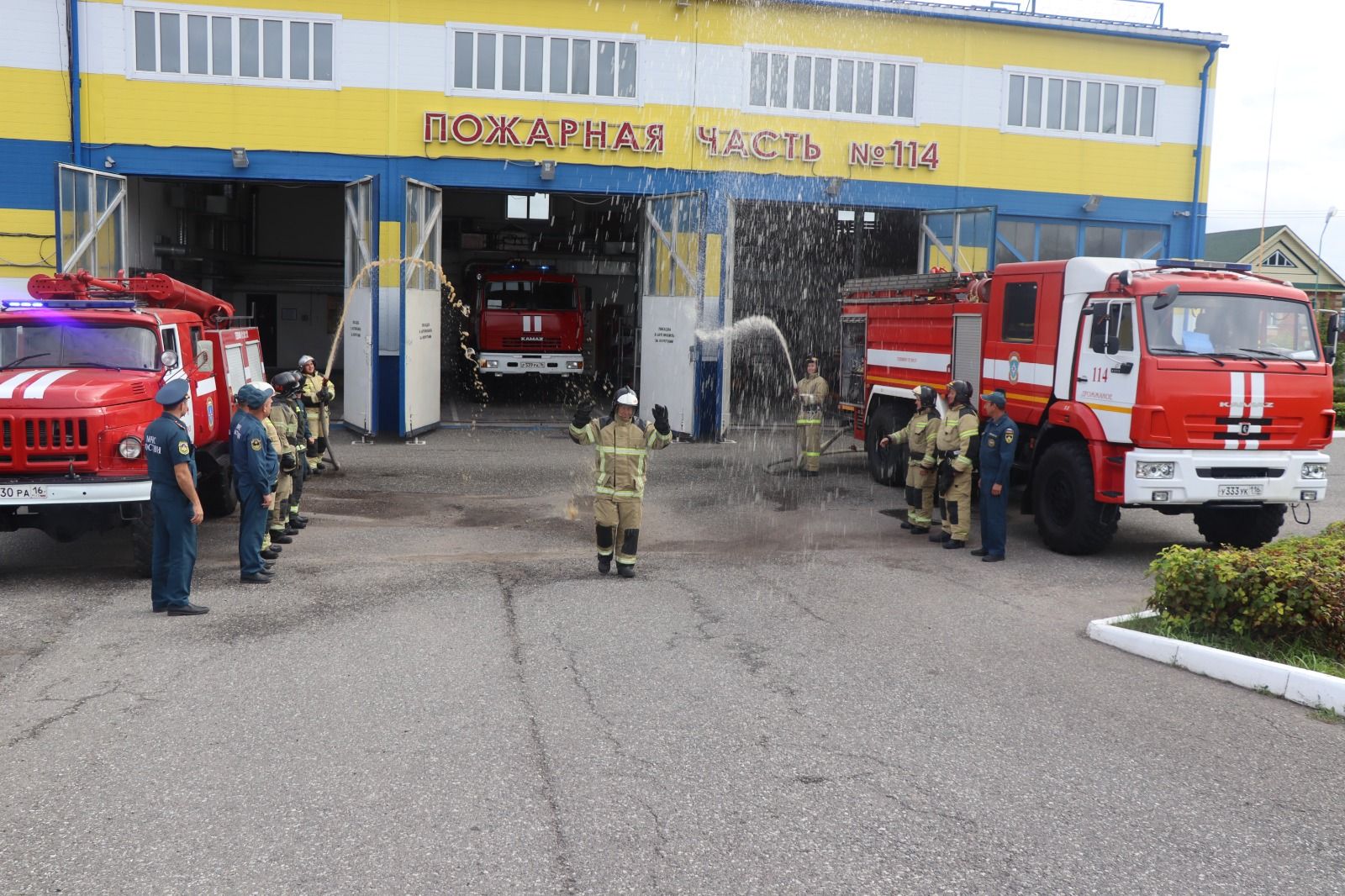 Пожарные ПСЧ-114 Дрожжановского района РТ облили коллегу водой