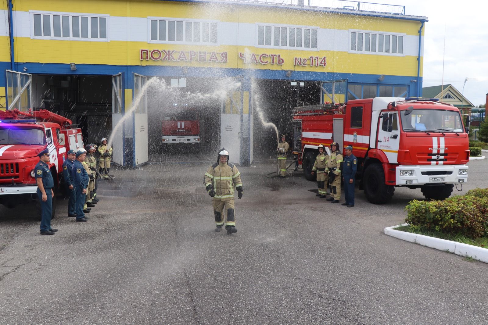 Пожарные ПСЧ-114 Дрожжановского района РТ облили коллегу водой