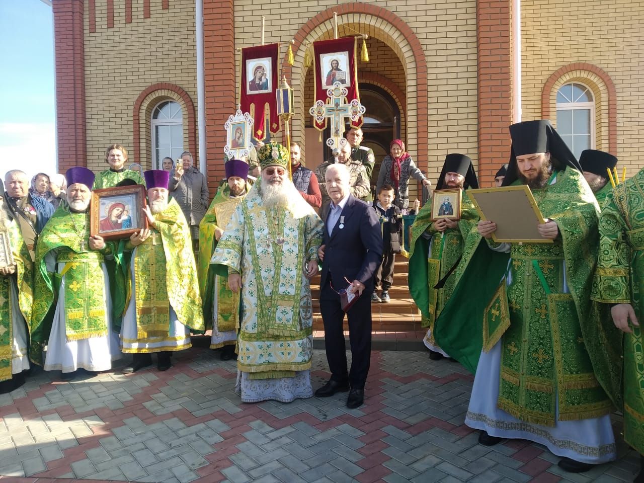 Митрополит Кирилл провёл божественную литургию в Дрожжановском храме