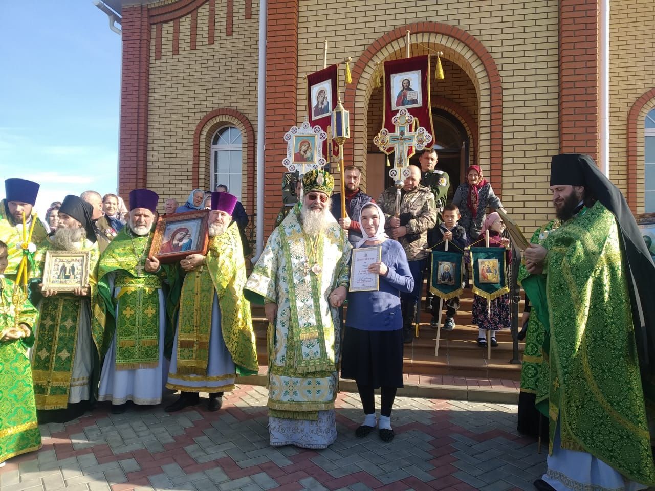 Митрополит Кирилл провёл божественную литургию в Дрожжановском храме
