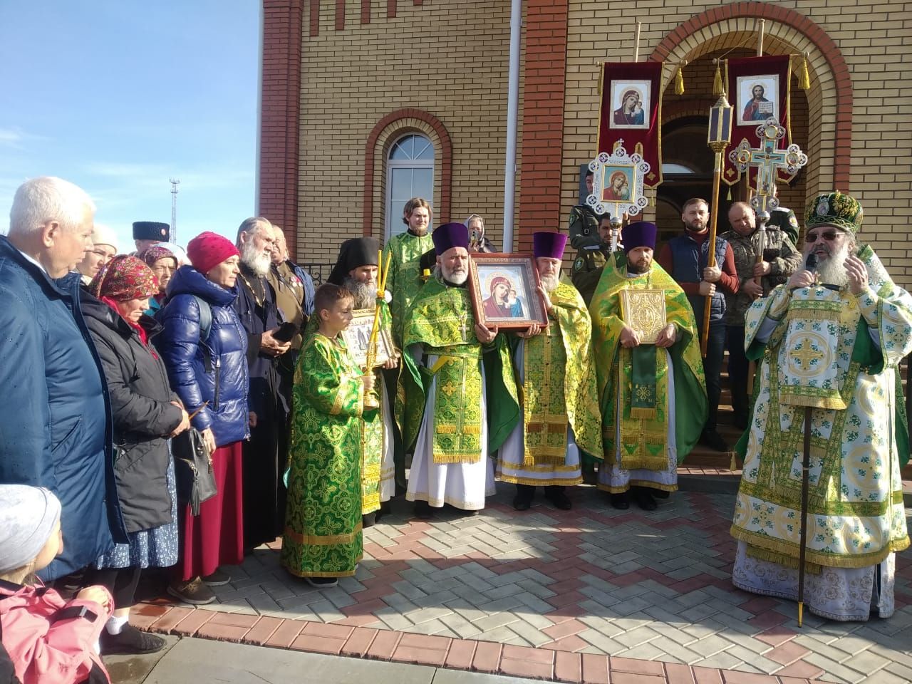 Митрополит Кирилл провёл божественную литургию в Дрожжановском храме