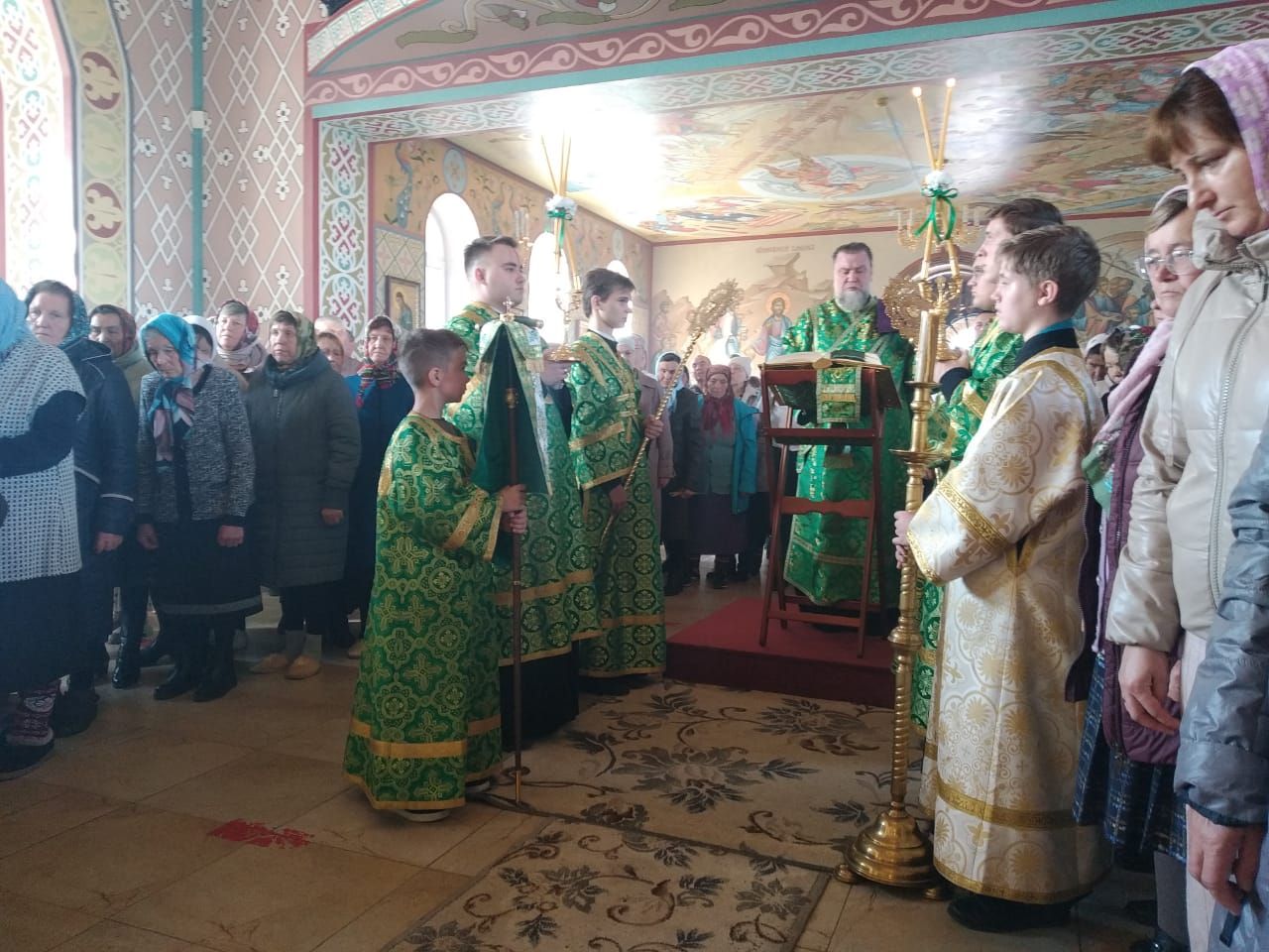 Митрополит Кирилл провёл божественную литургию в Дрожжановском храме