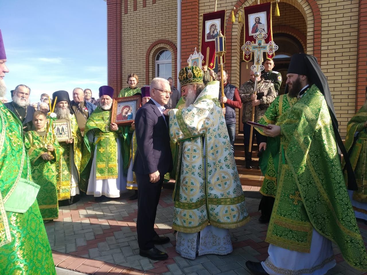 Митрополит Кирилл провёл божественную литургию в Дрожжановском храме