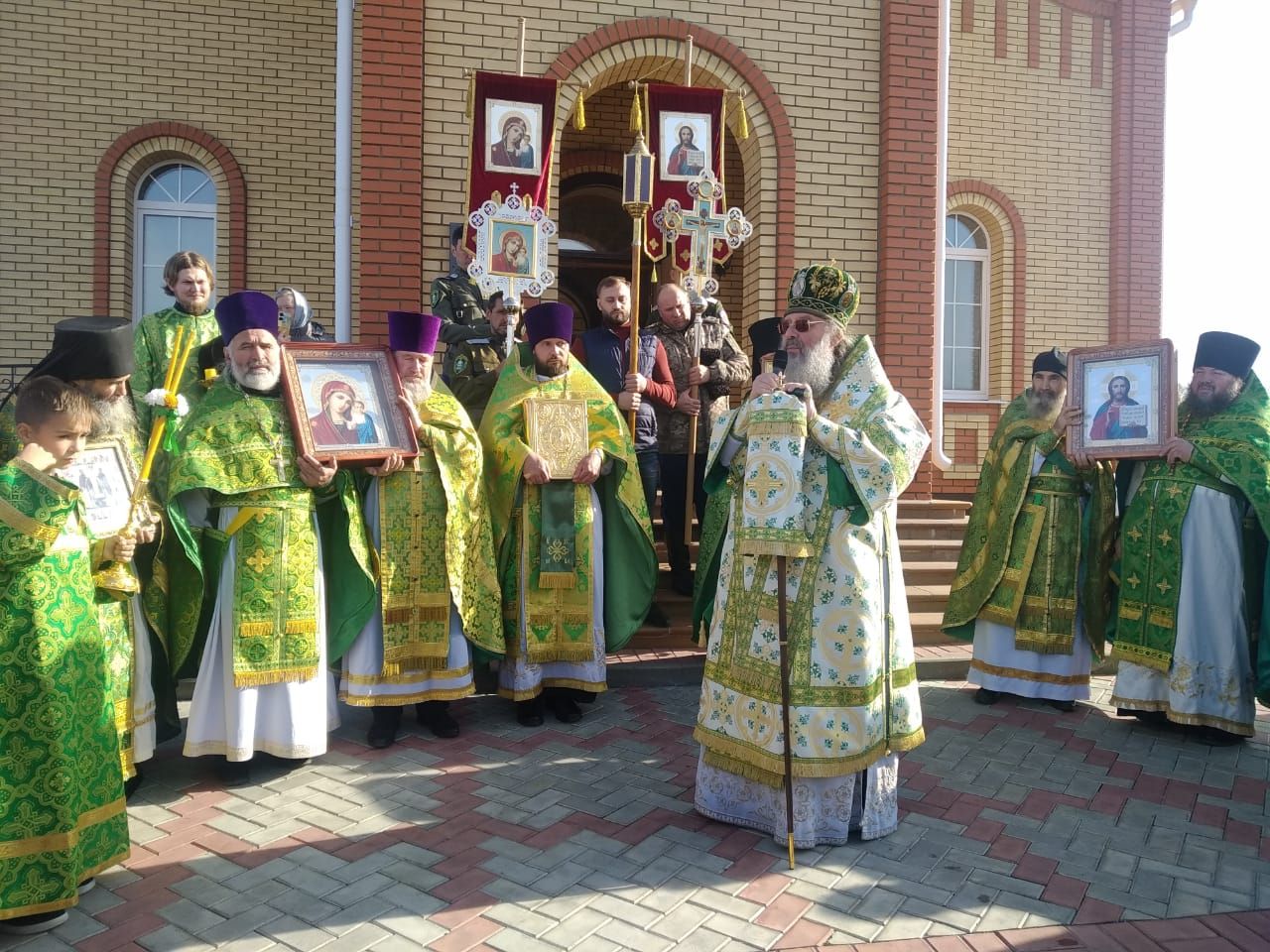 Митрополит Кирилл провёл божественную литургию в Дрожжановском храме