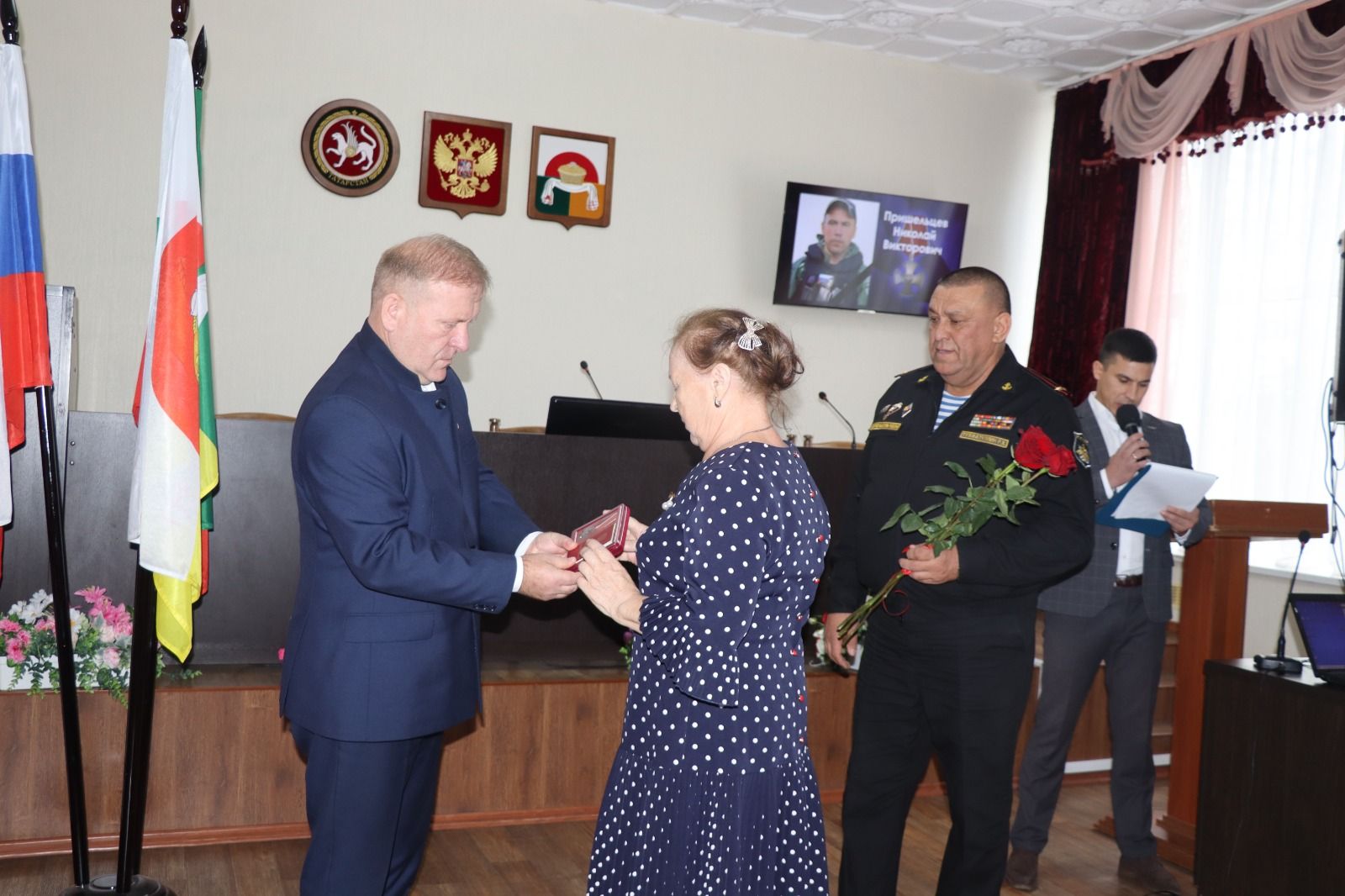 Родным погибших в СВО бойцов из Дрожжановского района вручили ордена Мужества