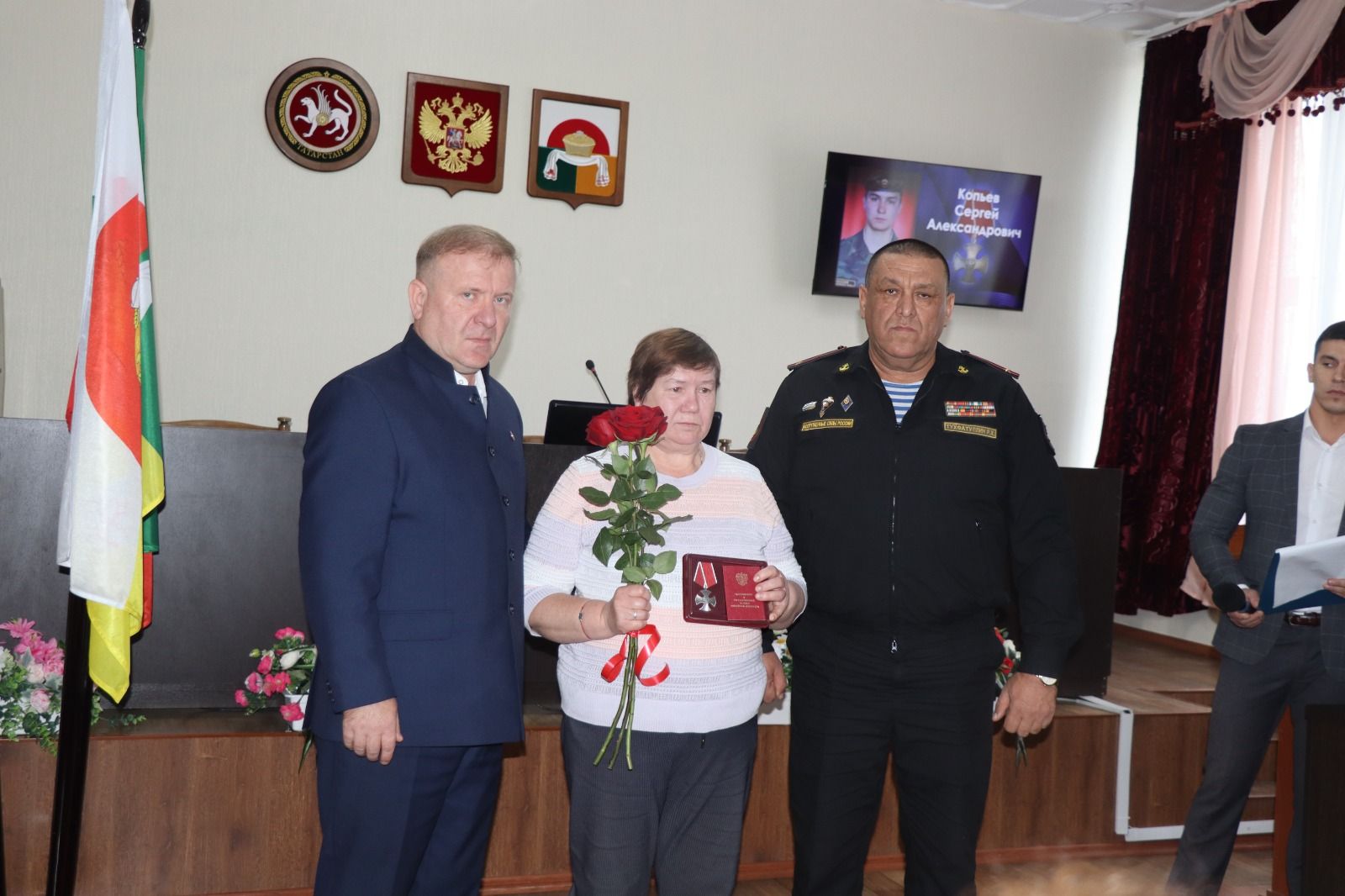 Родным погибших в СВО бойцов из Дрожжановского района вручили ордена Мужества