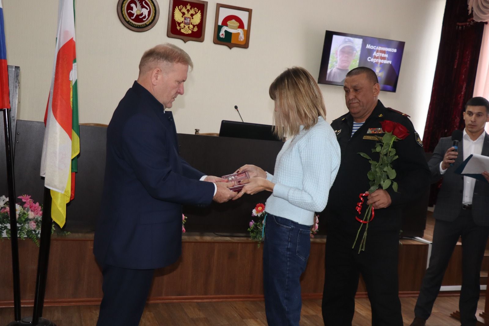 Родным погибших в СВО бойцов из Дрожжановского района вручили ордена Мужества