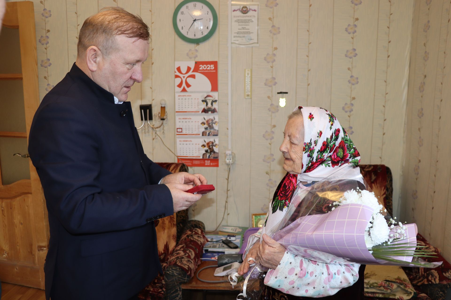 Глава района Марат Гафаров  вручил труженикам тыла села Старое Дрожжаное медали к 80-летию Победы